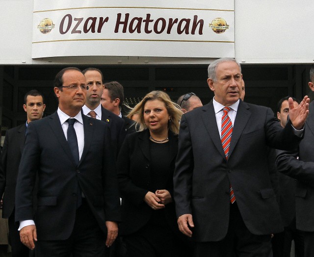 President Francois Hollande (L) Israeli Prime Minister Benjamin Netanyahu (R) and his wife Sarah Netanyahu (C) leave the classroom during a visit to the Jewish school Ozar Hatorah in Toulouse, France, November 1, 2012. © GUILLAUME Horcajuelo / epa / Corbis